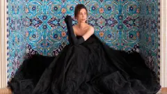 تورلان با دامن بلند مشکی رنگ