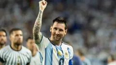 Arajantin oyuncusu Messi, Cape Verde karşılaşması ardından kazanan takımı için yumruğunu kaldırıyor