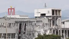 骨組みがあらわになった白い建物