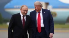 Putin e Trump caminham pelo tapete vermelho, conversando de forma amistosa, com a parte frontal do Air Force One ao fundo.