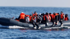 Abantu barimo kwambuka mu bwato butoya umuhora wa 'English Channel', ku itariki ya 6 Werurwe (3) mu 2024