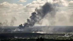 Umwotsi uzamuka mu mujyi wa  Severodonetsk 