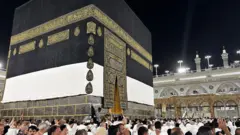 Awọn olujọsin nidi okuta Kaaba nilu Mecca.