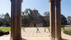 加州西木區(Westwood)加州大學洛杉磯分校(UCLA)校園內,從羅伊斯禮堂(Royce Hall)眺望鮑威爾圖書館(Powell Library)的景色(8/4/2025)