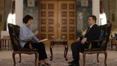 رئيس الوزراء العراقي، محمد شياع السوداني أثناء إجرائه الحوار مع نفیسه کوهنورد، مراسلة بي بي سي لشؤون الشرق الأوسط ويجلس السوداني على كرسي أمام مراسلة بي بي سي التي تجلس على كرسي كذلك.