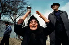 katliamın ardından hocalı'da üzgün bir yaşlı kadın