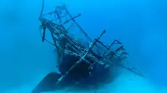 Restos de um naufrágio no fundo do mar