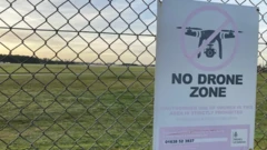 تابلوی عکاسی با پهپاد ممنوع است روی حصار توری پایگاه