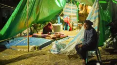 Sejumlah pengungsi beraktivitas di tenda pengungsian mandiri di Pota, Sambi Rampas, Manggarai Timur, Nusa Tenggara Timur (NTT), Minggu (23/08).