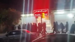 گروهی از نیروهای امنیتی در پیاده‌رویی در دهدشت