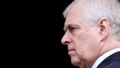 La caída del expríncipe Andrés, de "hijo favorito" de la reina Isabel II a ser el primer miembro de la familia real en ser arrestado en la historia moderna