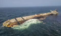 ناقلة النفط كارولين بيزنغي متضررة وشبه غارقة في البحر قبالة سواحل عُمان، في صورة يعود تاريخها إلى 6 أغسطس/آب 2026.