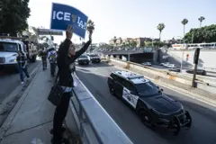 Una manifestante contra las redadas contra migrantes en Los Ángeles el sábado 7 de junio de 2025.