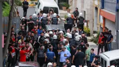 Polisin gözaltına alma anı uzaktan görülüyor.