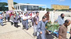Religiosos fazem manifestação em frente ao STF, pedindo que os ministros rejeitem a descriminalização do aborto em caso de feto anencéfalo.