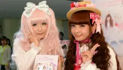 Девојке у костимима