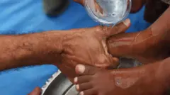 پاؤں کا دھونا احترام میں بھی ہوتا ہے اور ذلیل کرنے کے لیے بھی اس کا استعمال ہوتا ہے