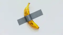 టేపుతో అతికించిన అరటిపండు