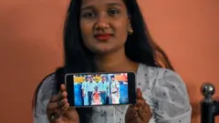 2009లో కసబ్‌ను గుర్తించేందుకు కోర్టుకు వచ్చిన సమయంలోని తన ఫొటోను చూపిస్తున్న దేవిక రొటావన్