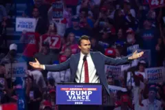 Charlie Kirk em palanque de Donald Trump