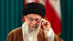 Ali Khamenei ajeitando os óculos