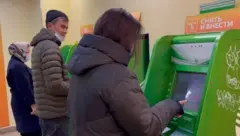 Москвада касса аппаратидан нақд пул чиқариб олаётган ўзбекистонлик мигрантлар