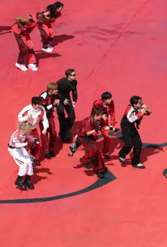 El grupo de K-pop coreano BTS actuando