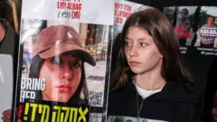 Albag'ın ailesi Cumartesi günü Tel Aviv'de ateşkesin sağlanması için bir protesto gösterisi düzenledi