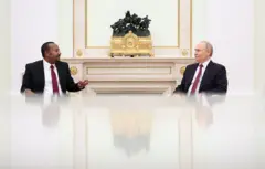 Sawir muujinaya Ra'iisul wasaaraha Itoobiya Abiye [bidix] iyo madaxweynaha Ruushka Putin [midig]