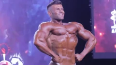 جوئی فاریل در حال ژست بدن عضلانیش