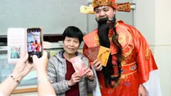 78歲的留港長者阿珠到社區中心與一眾長者及社工吃團年飯。