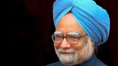 Манмохан Сингх улыбается