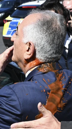 இரானின் கடைசி மன்னரின் மகன் மீது வீசப்பட்ட சிவப்பு திரவம் 