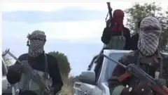 Awọn ajinigbe to boju, gbe ibọn dani niwaju ati ninu ọkọ wọn. 