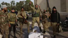 सीरियन बंडखोरांनी उद्ध्वस्त केली बशर असद यांच्या वडिलाची कबर