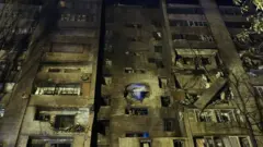 آتش سوزی حاصل از برخورد، یک ساختمان ۹ طبقه در شهر ییسک روسیه را در برگرفت