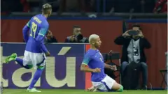 ሪቻርለሰን ግብ ካስቆጠረ በኋላ የተለያዩ ነገሮች ተወርውረውበታል 