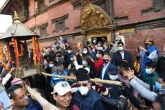 अमेरिकाबाट करिब ४० वर्षपछि फिर्ता भएको लक्ष्मीनारायणको मूर्तिलाई पाटनमा पुरानै ठाउँमा स्थापना गर्न लगिँदै