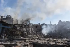 Prédios destruídos em meio à fumaça de bombardeio russo na cidade de Kostiantynivka, na Ucrânia