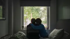 Imagem de uma mulher oferecendo apoio emocional a seu parceiro - foto de arquivo