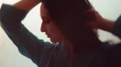 Mujer que se agarra el cabello.