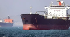 Dev bir tanker denizin ortasında demirli duruyor. Arkada bir tanker daha var. 