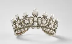 Una tiara de ouro com diamantes e pérolas