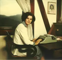 Janete Clair em uma de suas máquinas de escrever