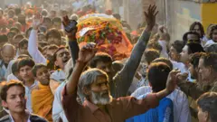  தமிழ்நாட்டில் இறுதி சடங்குகளுக்கு தனிச் சட்டம் - நீதிமன்ற கருத்துக்கு எதிர்வினை என்ன?