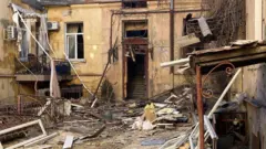 разрушенный российским ударом подъезд дома в Одессе