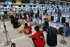 မ﻿ြန်မာရွှေ့ပြောင်းလုပ်သားအများအပြားရှိရာ ထိုင်းနိုင်ငံလေဆိပ်တစ်ခု စောင့်ဆိုင်းနေတဲ့ မြန်မာတွေ