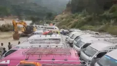 डम्फुडाँडामा रोकिएका सवारीसाधन 