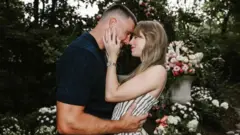 Imagem de Travis Kelce e Taylor Swift diante de um fundo com flores