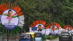 विपक्षी दलों की बेंगलुरु में बैठक से पहले सड़कों पर शीर्ष नेताओं के पोस्टर लगे.